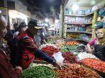 Wahyu-Hidayat-menjangkau-lombok-yang-dijual-oleh-pedagang-di-Pasar-Besar-Kota-Malang.jpg