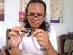 Wahyu-Widodo-saat-menunjukkan-hasil-karyanya.jpg