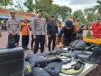 Wakapolres-Malang-Kompol-Wisnu-Kuncoro-mengecek-kesiapan-peralatan.jpg