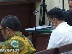 Wakil-Ketua-DPRD-Jatim-non-aktif-Sahat-Tua-Simanjuntak-duduk-bersama-Rusdi-office-boy.jpg
