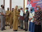 Wali-Kota-Batu-Dewanti-Rumpoko-menyerahkan-sertifikat-PTSL.jpg