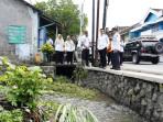 Wali-Kota-Blitar-Syauqul-Muhibbin-atau-Mas-Ibin-cek-saluran-air-pasca-hujan-deras-Rabu.jpg
