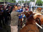 Wali-Kota-Blitar-Syauqul-Muhibbin-bersama-DKPP-dan-Disperindag-mengecek-hewan-kurban.jpg