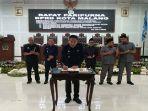 Wali-Kota-Malang-Wahyu-Hidayat-menandatangani-dokumen.jpg