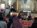 Wali-Kota-Surabaya-Eri-Cahyadi-mendengarkan-curhatan.jpg