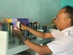 Warga-binaan-Rutan-Klas-IIB-Kabupaten-Sampang-Madura-saat-membaca-buku-pinjaman.jpg