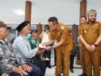 Ratusan Warga Bumiaji Kota Batu dapat Bantuan PKH Plus, Ini Pesan Wali Kota Nurochman