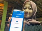 Warga-menunjukan-aplikasiSistem-Informasi-Pelayanan-Elektronik-Kota-Malang.jpg