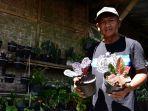 Yudi-39-saat-menunjukan-tanaman-hias-yang-dijual-di-kiosnya-di-Kepanjen-Kabupaten-Malang.jpg
