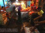 air-hujan-menggenang-di-bagian-dalam-pasar-induk-gadang-kota-malang.jpg