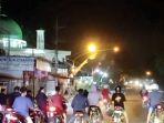 aksi-anggota-Satlantas-Polres-Pasuruan-membubabarkan-balap-liar-di-jalan-depan-IBC-Pandaan.jpg