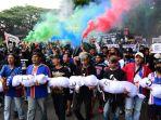 aksi-aremania-usungboneka-mayat-autopsi.jpg