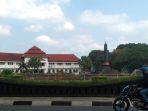 alun-alun-tugu-dengan-latar-belakang-balai-kota-malang-sebagai-pusat-pemerintahan.jpg