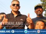 andik-geol-menemani-cristian-gonzales-saat-melihat-sapi-yang-akan-dibeli-di-pakis-kabupaten-malang_20170831_220657.jpg