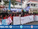 anggoa-pmkri-cabang-malang-aksi-di-depan-balai-kota-malang-senin-27112017_20171127_121106.jpg