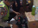 anggota-polsek-tandes-menggerebek-rumah-penjual-minuman-keras-miras.jpg