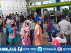 antrean-lumbung-pangan-jatim-di-jatim-expo-surabaya-selasa-2142020.jpg