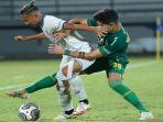 arema-fc-dendi-santoso-duel-dengan-pemain-persebaya-bruno-moreira.jpg