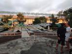 atap-tribun-penonton-Stadion-Gelora-Penataran-di-Kecamatan-Nglegok-Kabupaten-Blitar-roboh.jpg