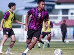 bagas-adi-nugroho-center-bek-arema-fc-saat-menjalani-pemusatan-latihan-di-yogyakarta.jpg