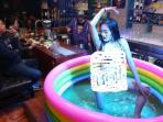 bar-di-shenyang-tiongkok-ada-wanita-pakai-bikini_20151115_110432.jpg
