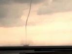 berdasar-informasi-bmkg-juanda-fenomena-itu-disebut-waterspout-atau-belalai-gajah.jpg