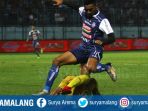 berebut-bola-striker-arema-fc-rivaldi-bawuo_20180522_221017.jpg