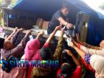 berita-kepanjen-malang-operasi-pasar-diserbu-warga_20160531_131622.jpg
