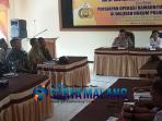 berita-kota-batu-kapolres-batu-akbp-leonardus-simarmata-memimpin-rapat-mudik-2016_20160627_163008.jpg