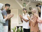 bersalam-salaman-lebaran-idul-fitri.jpg
