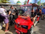 bupati-trenggalek-mochamad-nur-arifin-saat-menyupiri-menparekraf-sandiaga-uno.jpg
