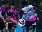 dendi-santoso-arema-fc-latihan141025.jpg