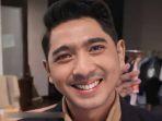 deretan-bisnis-arya-saloka-ternyata-sosok-aldebaran-ikatan-cinta-juga-jadi-ceo-di-kehidupan-nyata.jpg