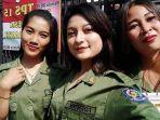 deretan-foto-wanita-berpakaian-pertahanan-sipil-atau-hansip-ini-viral-di-media-sosial.jpg
