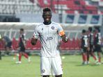 suryamalang/diarra-ichaka-bek-asing-arema-fc-saat-berselebrasi-usai-melakukan-tendangan-pinalti.jpg