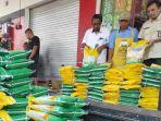 disperindag-dan-bulog-mendistribusikan-beras-ke-sejumlah-pedagang-di-pasar-pon-kota-blitar.jpg