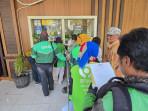 driver-ojok-online-antre-melakukan-pembayaran-pajak-kendaraan-bermotor-samsat-manyar-surabaya.jpg