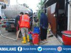 dropping-air-di-perum-btu-akibat-pipa-pdam-di-kecamatan-tumpang-kabupaten-malang-bocor.jpg