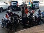 emak-emak-pengendara-motor-di-gresik-mendadak-kepalanya-dikepruk-juru-parkir-pakai-balok-kayu.jpg