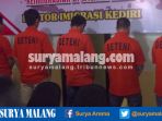 empat-dari-lima-wna-china-masih-diamankan-di-kantor-imigrasi-kediri_20170103_164820.jpg