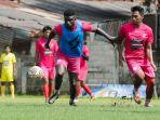empat-pemain-asing-arema-fc-dipastikan-tidak-berseragam-arema-fc-lagi-musim-depan.jpg