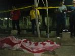 evakuasi-jenazah-novan-apriyanto-30-yang-tewas-memancing-di-jalan-sidmulyo-surabaya_20180906_171824.jpg