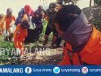 evakuasi-jenazah-pria-tanpa-identitas-di-bengawan-solo-kecamatan-balen-bojonegoro.jpg