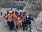 evakuasi-korban-tragedi-longsor-galian-magetan.jpg