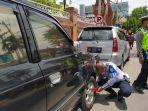 foto-dishub-ponorogo-menggembok-mobil-yang-parkir-sembarangan-di-jalan-dr-soetomo-ponorogo.jpg