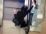 gadis-terjatuh-di-eskalator-rusia_20151028_134223.jpg