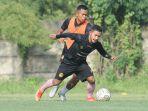 gelandang-arema-fc-gian-zola-saat-melakukan-latihan.jpg