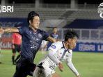 gelandang-arema-fc-renshi-yamaguchi-saat-menghadapi-pemain-psis-semarang-sabtu-2592021.jpg