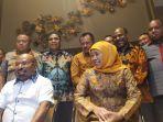 gubernur-papua-lukas-enembe-didampingi-gubernur-khofifah-indar-parawansa.jpg