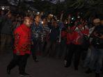 gubernur-papua-lukas-enembe-ditolak-mahasiswa-papua-di-jalan-kalasan-surabaya.jpg